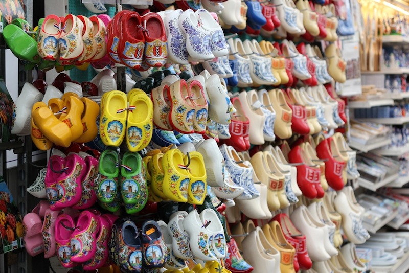 Zuecos en el mercado de las flores