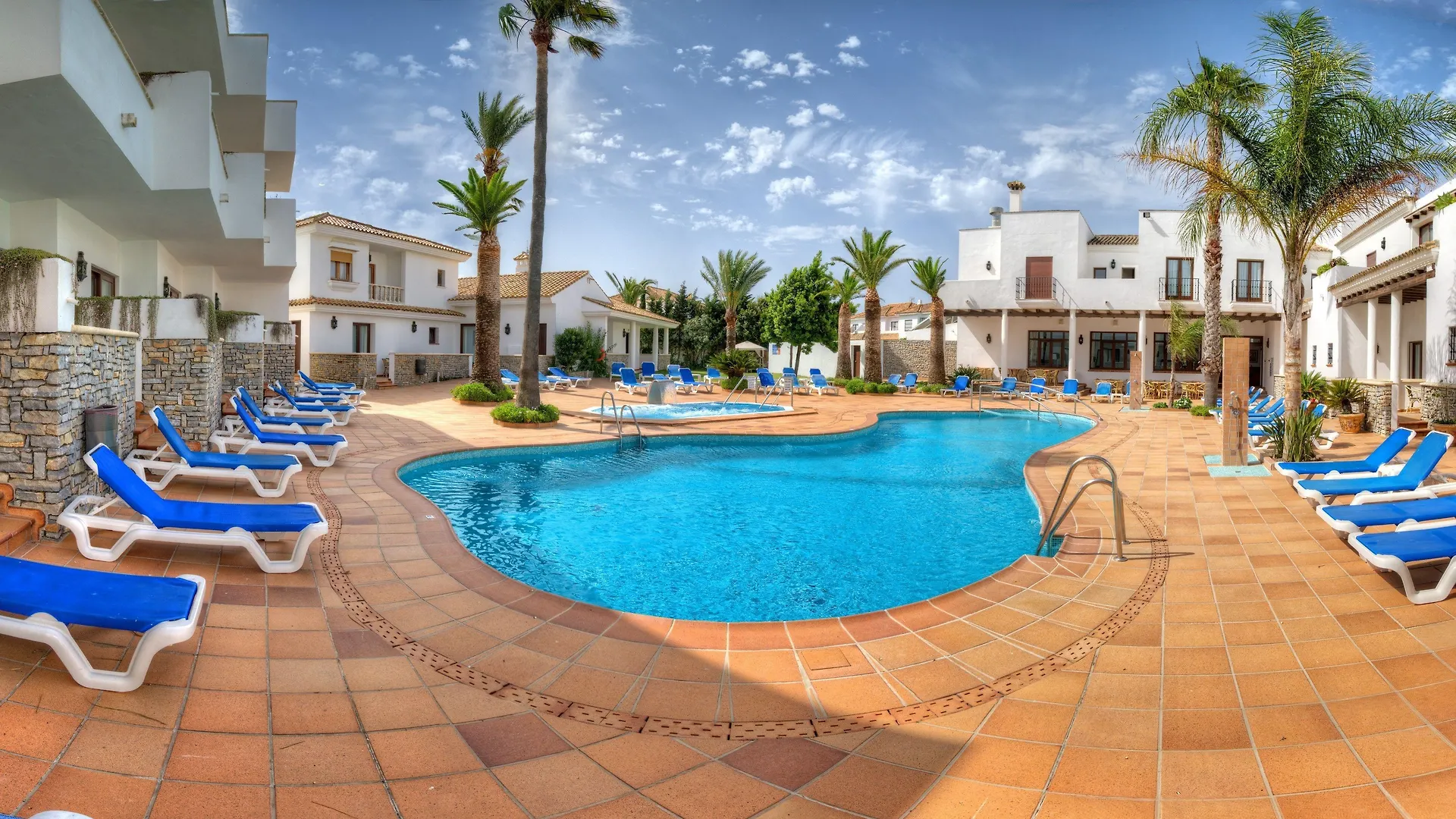 4 Hoteles Familiares Junto a Playa de Bolonia que Funcionan