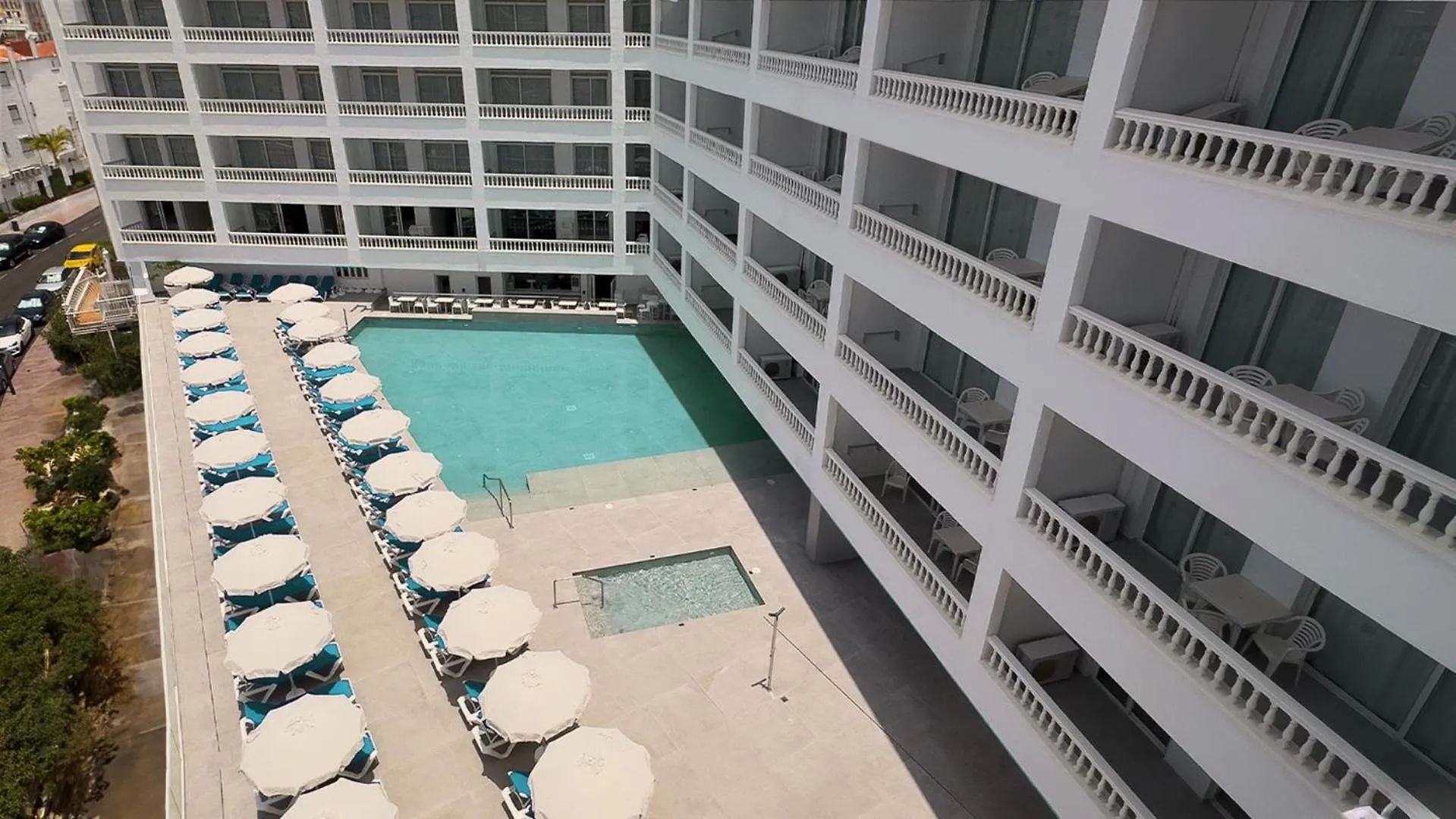 4 Hoteles Céntricos en Puerto de Santiago que Merece la Pena Conocer