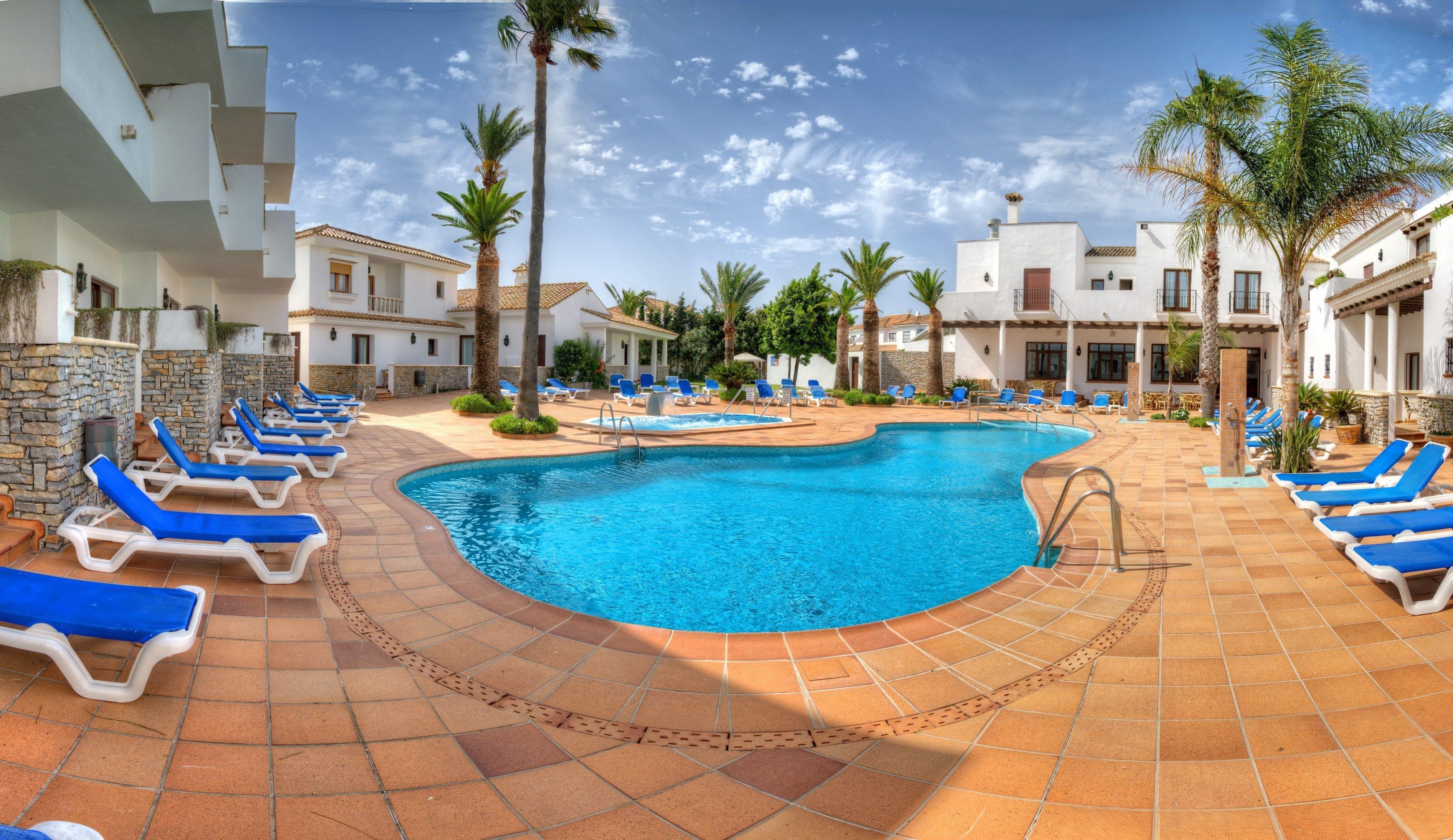 4 Hoteles Familiares Junto a Playa de Bolonia que Funcionan