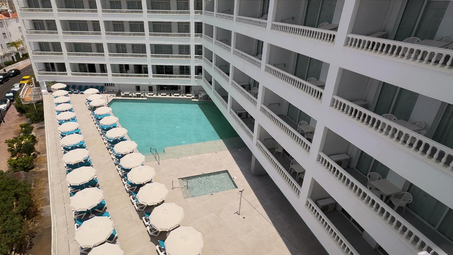 4 Hoteles Céntricos en Puerto de Santiago que Merece la Pena Conocer